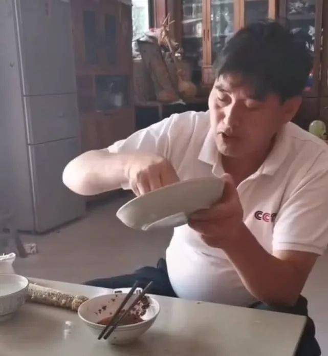 大衣哥穿白短袖擦碗边吃饭,有人问你想到了什么,网友怎么说