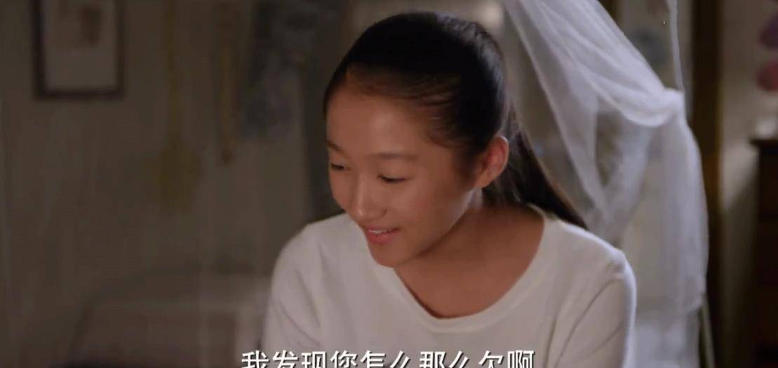 当时,关晓彤操着一口京腔对饰演自己父亲的张嘉译说,"你怎么这么欠啊.