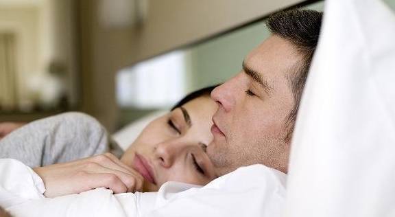 如果夫妻两个人在平时睡觉的时候出现了呼吸困难这种现象,往往是一些