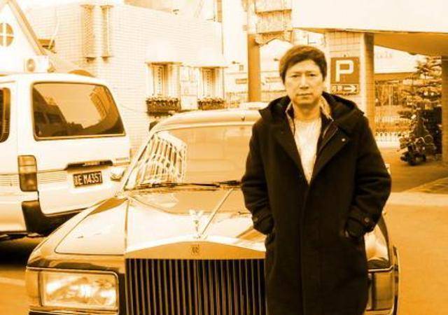 他20年每天捐款7万晚年得老年痴呆遭数次对簿公堂晚景凄惨