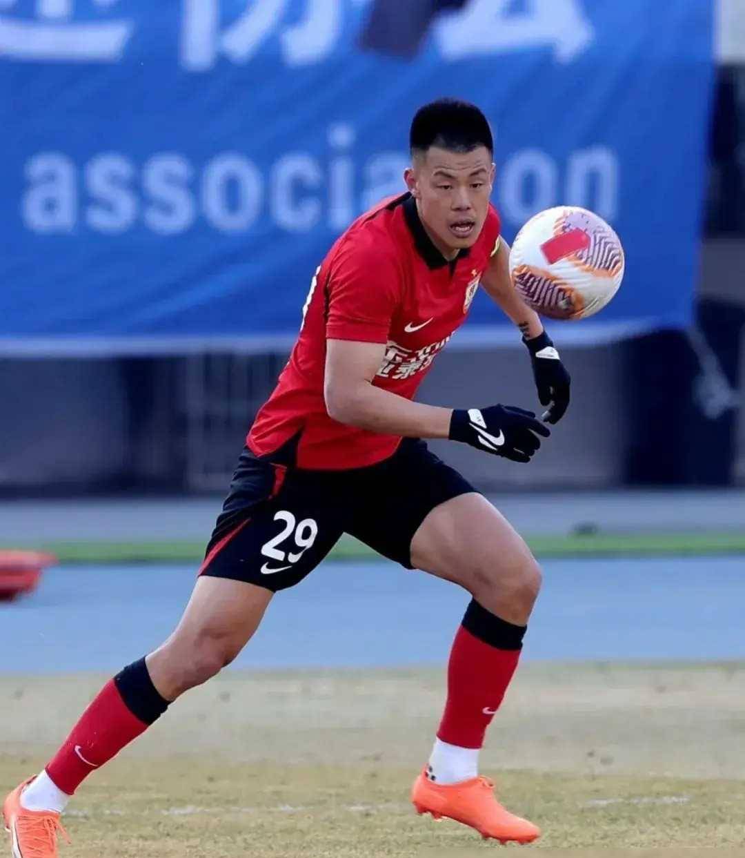 原创国足前锋的争议是否已消散中超赛场上个个封神