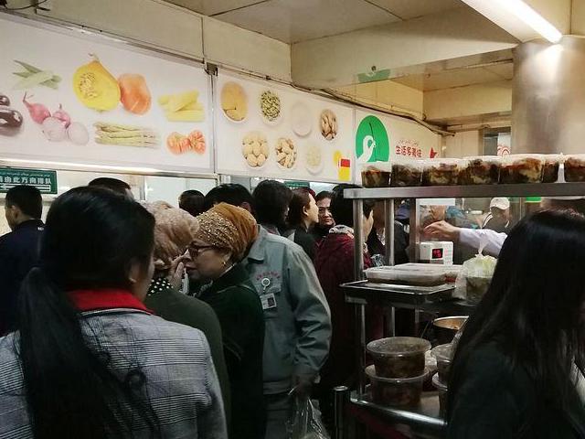 每天排队吃饭的新疆二医院食堂,原来真相竟是这样的!