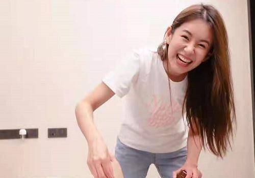 原创陈赫受伤后右脚浮肿为了洗个澡张子萱蹲地为其换药绑上保鲜膜