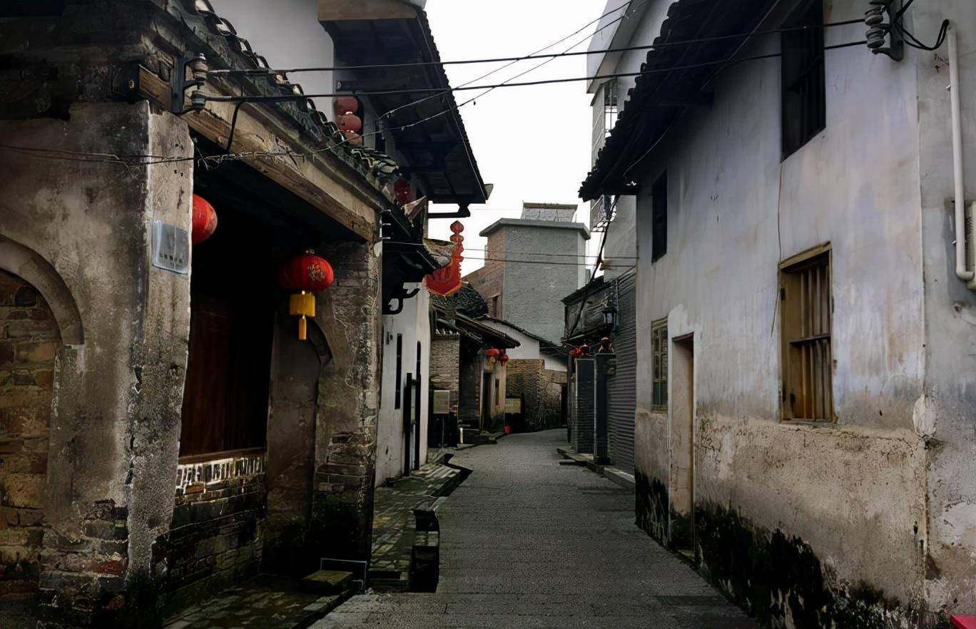 然而在历史的长河之中,石塘古镇已经逐步走向没落,现在全镇的人口总量