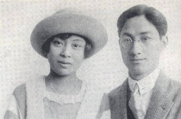 1915年,徐志摩和张幼仪在父母的帮助之下结婚,对于受到新思想的徐志摩