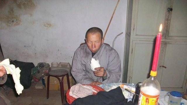 原创虔诚佛弟子每日凌晨2点起来诵经只吃一顿饭跪行绕佛数十年