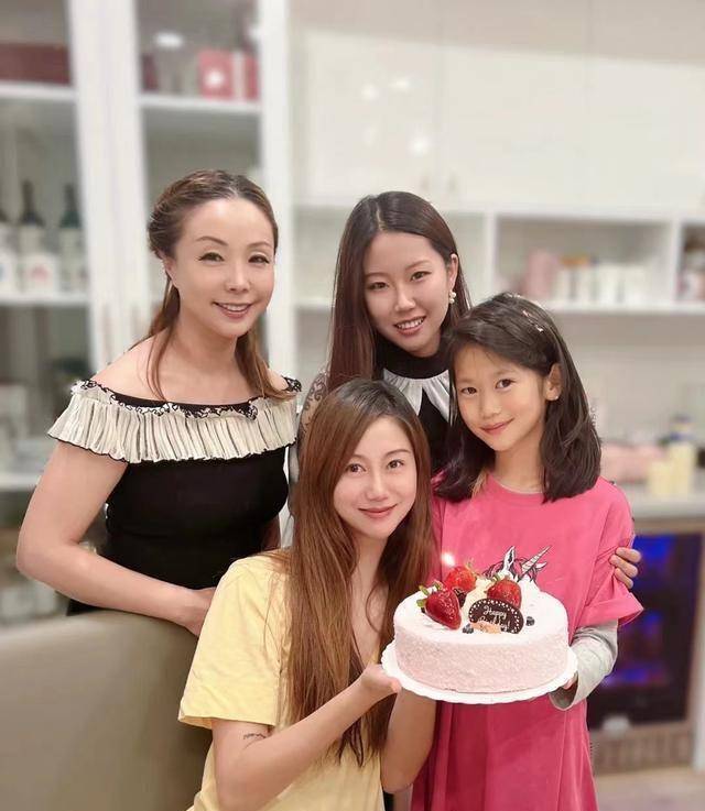 原创陈露近况与孙悦分居赴美住豪宅35岁穿校服宛如少女身材傲人