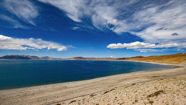 湖光山色,景色如画,仿如置身人间仙境,羊湖是集高原湖泊,雪山,岛屿