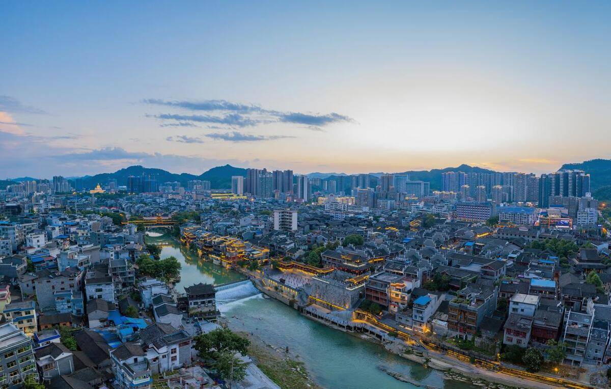 目前,怀化市下辖鹤城区1个区,中方县,沅陵县,辰溪县,溆浦县,会同县