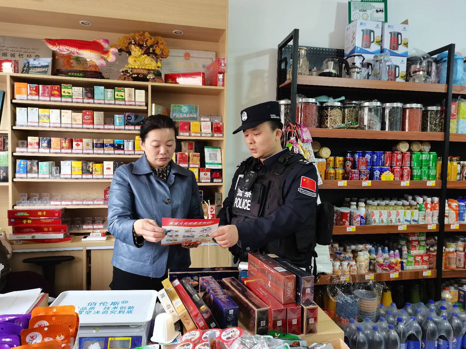 哈巴河县公安局禁毒办联合萨尔布拉克边境派出所开展禁毒宣传活动