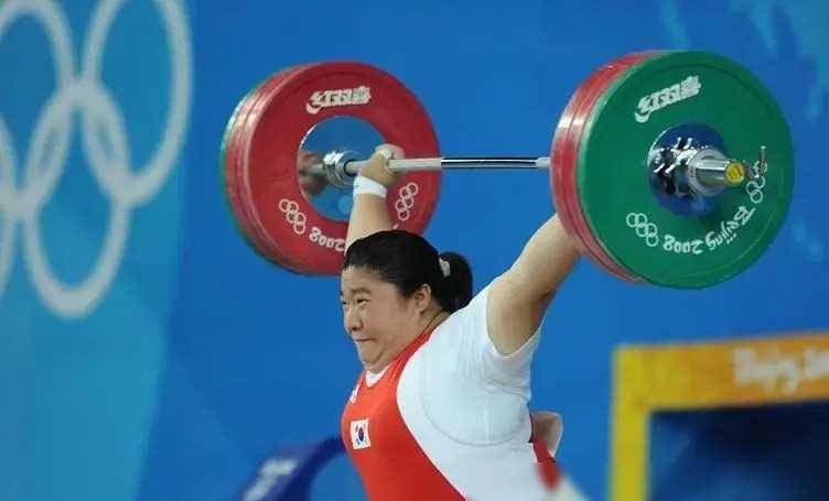 原创举重冠军唐功红打破世界纪录为夺冠险丧命地方奖励4室2厅