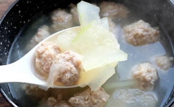 【冬瓜汆丸子】【做法】:瘦八肥二的猪肉去皮剁成肉馅放到小盆里,加一