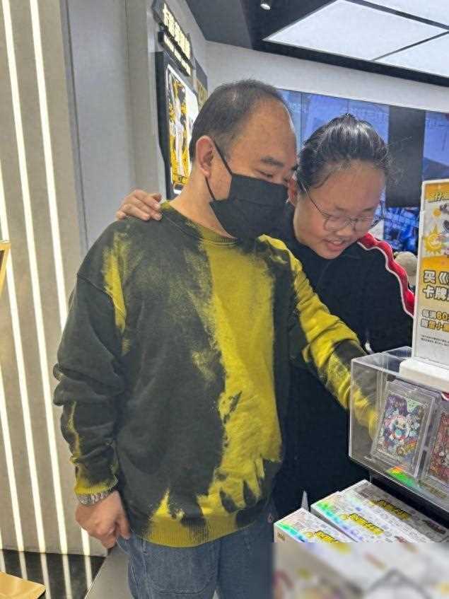 德云社侯震带女儿逛街选玩具父女身高相差无几