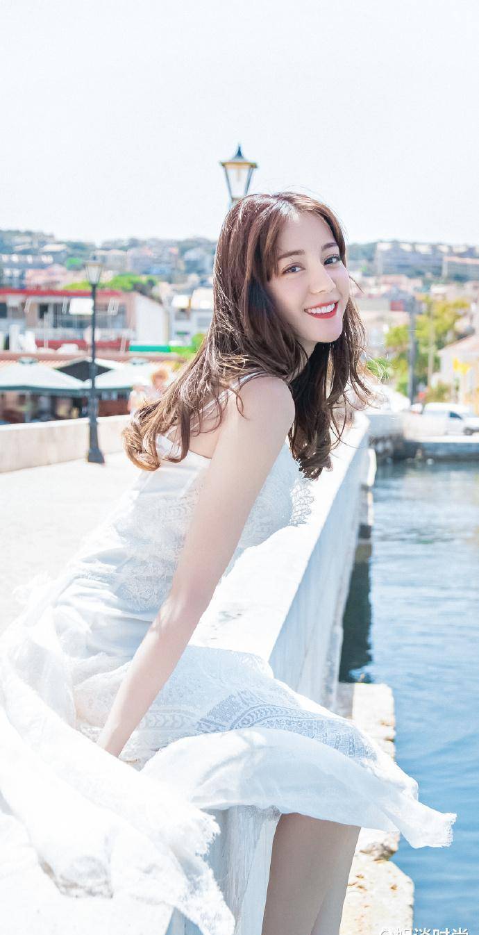 原创迪丽热巴初恋裙照流出气质清纯可人身材凹凸有致让人看不够