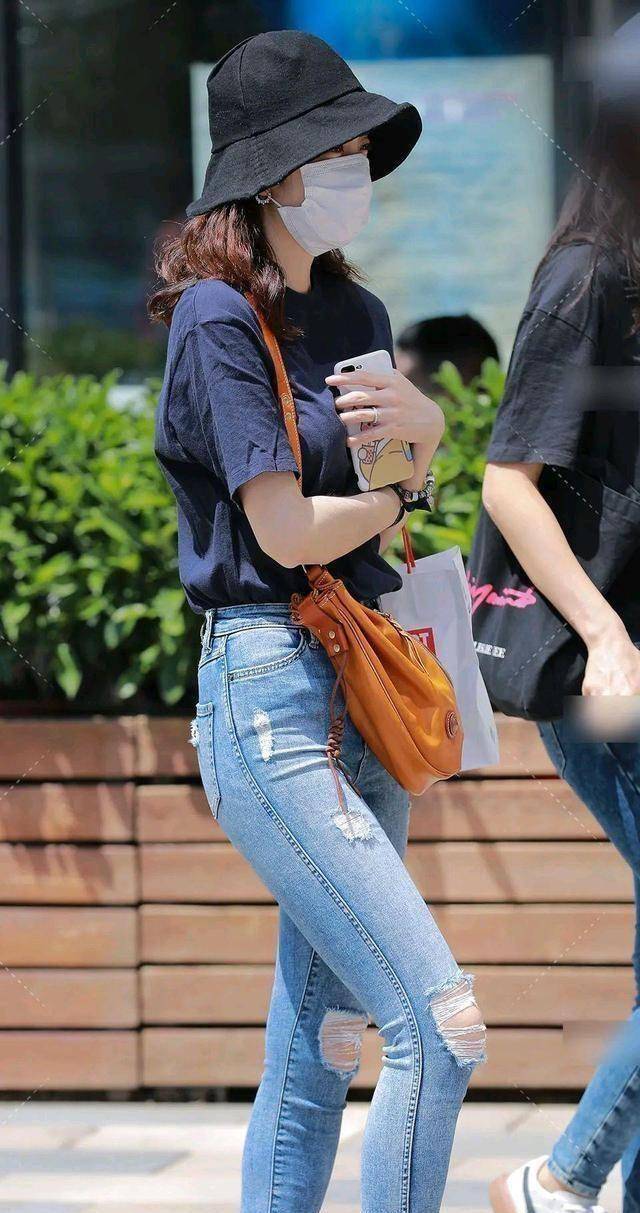 穿上华丽优雅女神范的瑜伽裤装扮显得腰细腿长优雅时髦