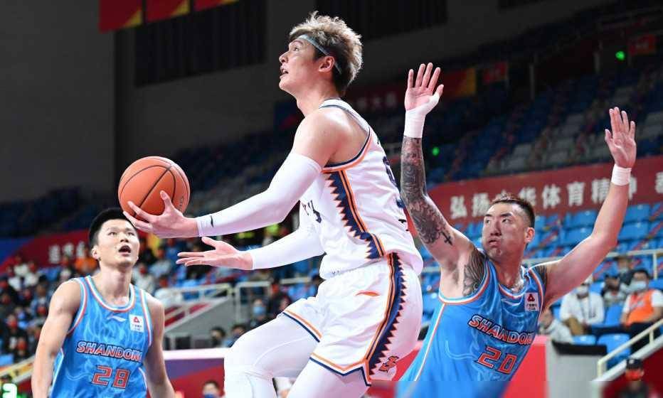 为避免在四分之一决赛过早与广东碰面,上海男篮让王哲林休战,主动失利