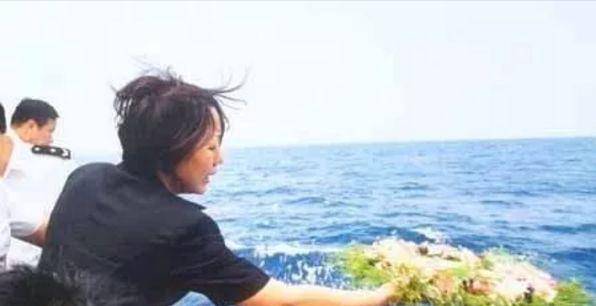 英雄王伟牺牲20年,妻子仍等待其归航,儿子如今也走上海军路_阮国琴