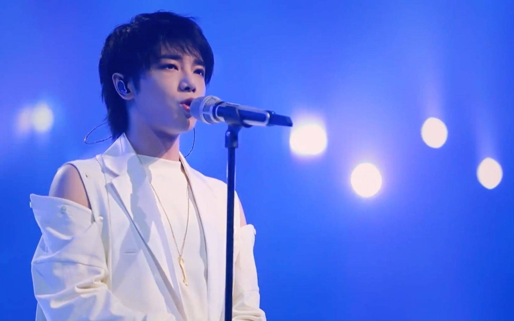 原创他是华晨宇用灵魂歌唱的艺术家每一次高音都震撼心灵