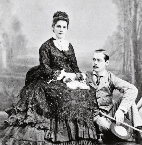 当时丘吉尔家族万般不同意,可作为家族的第三个儿子,除了一个光鲜的