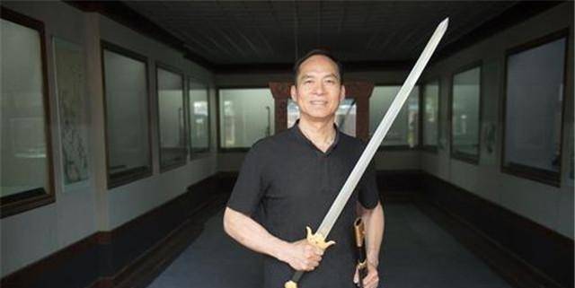 原创郑国荣造的三把剑一把卖出高价一把开创历史一把为金庸所邀