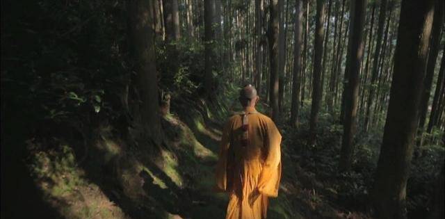 原创虔诚佛弟子每日凌晨2点起来诵经只吃一顿饭跪行绕佛数十年