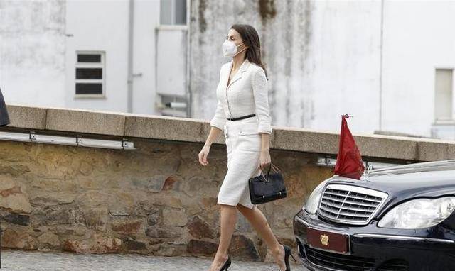 12年前莱蒂齐亚背影照一战成名蜂腰细腿比前超模布吕尼更完美