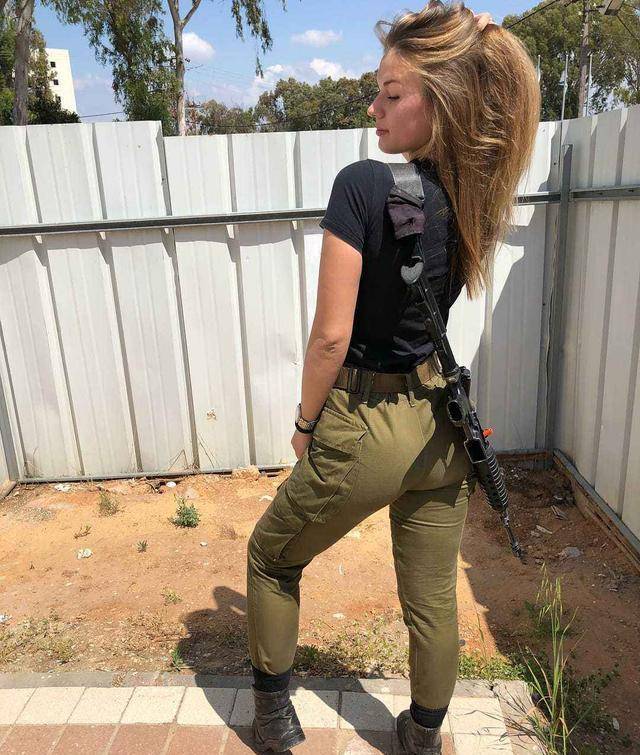 因为阿拉伯国家的穷追猛打,以色列女兵可不是简单的服兵役,她们全都要