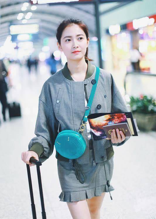 原创陈钰琪以时髦穿搭现身穿了件格纹夹克配小裙子显高显气质好