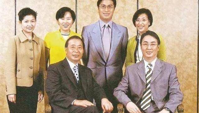 香港首富赚了200亿送弟弟,弟弟27年间不曾动一分_李兆基_李嘉诚_父亲
