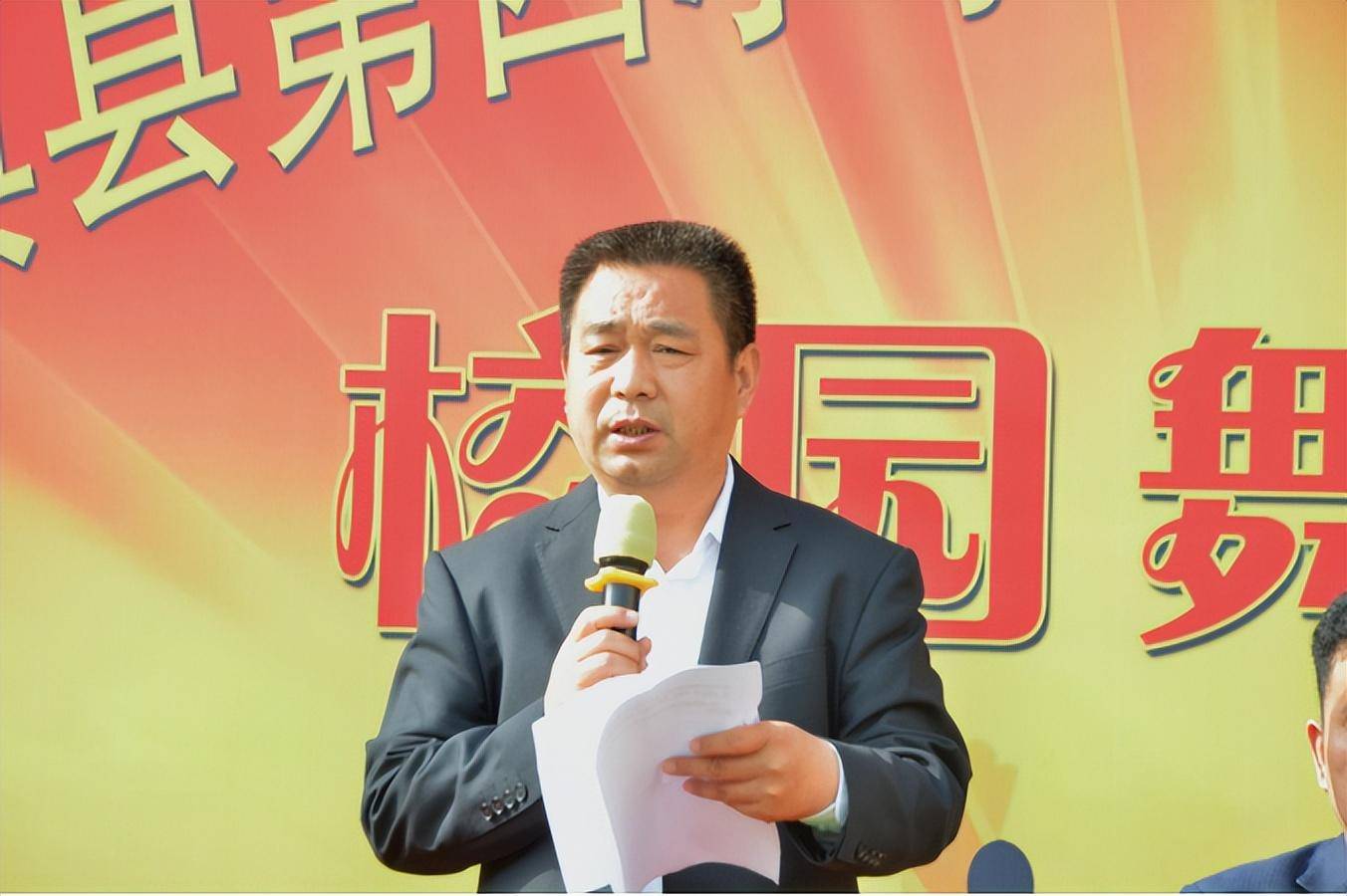 平舆二中校长路勇图片图片