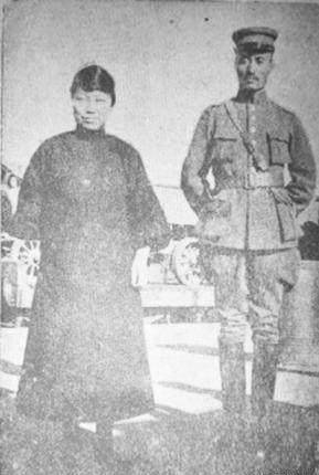 她曾为救郭松龄冒死拦囚车,后和其一起反叛,在乡