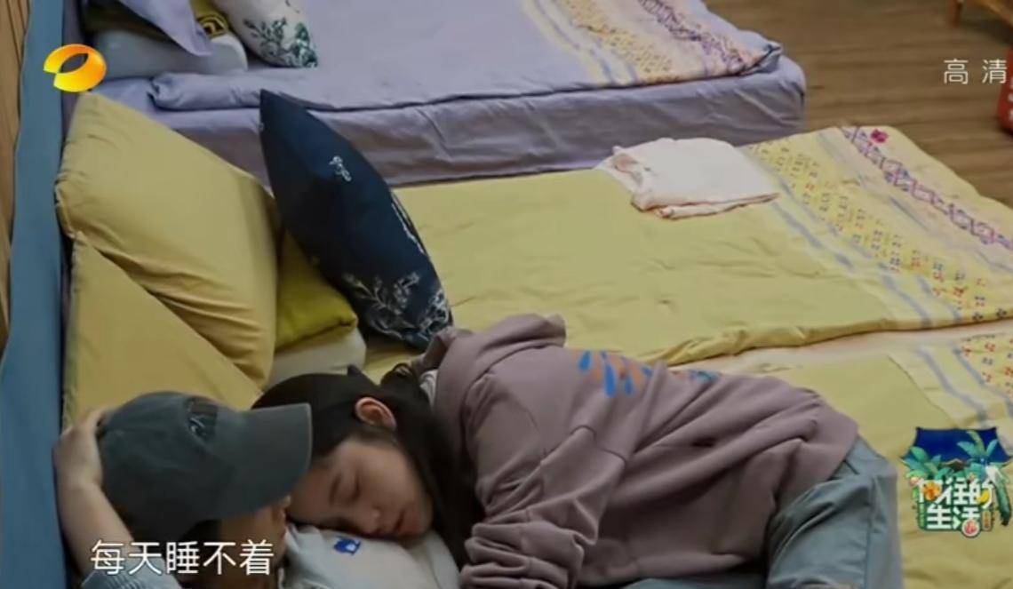 原创张子枫蜷在角落欧阳娜娜痛哭王源躺沙发流泪年少成名没那么美