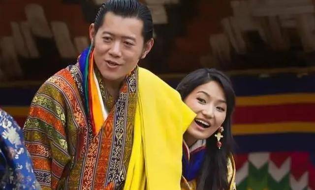 不丹国王17岁登位娶同胞4姐妹生10个孩子51岁退位享福