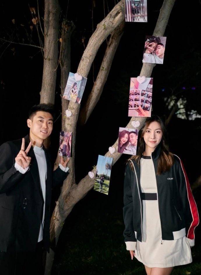 高十堰帮女友接过手上的花束,一副才貌双全的新样子,非常上.