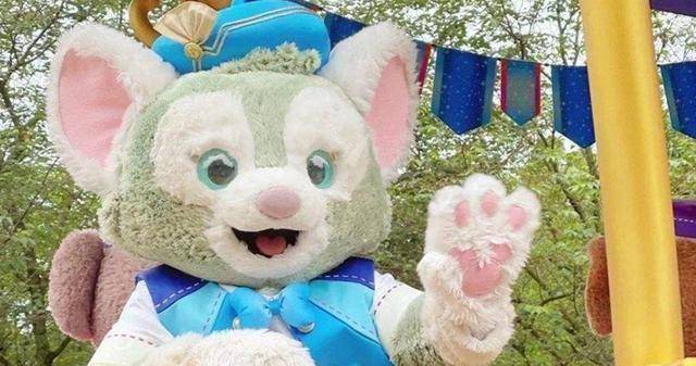 雪莉玫在上海国际旅游节的花车巡游亮相,这只小熊的角色设定和达菲熊