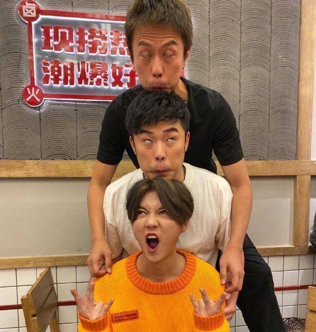 原创陈赫火锅店服务太差顾客站门口指着店员吼后者默不作声忙撇头