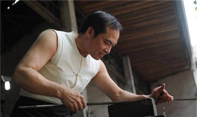 原创郑国荣造的三把剑一把卖出高价一把开创历史一把为金庸所邀