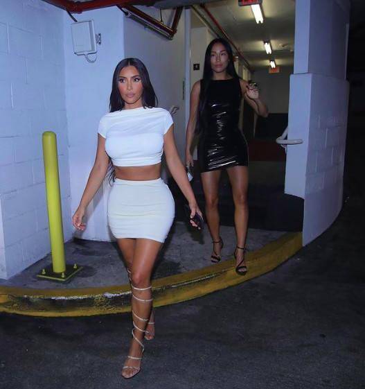 原创金卡戴珊裹镂空透视衣1米6身高似小学生清纯素颜谁敢信有40岁