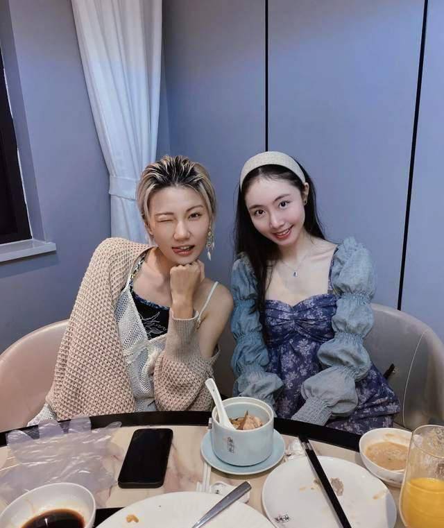 陈露频繁晒靓照引不满闺蜜王萌霸气维护获网友高度认可和祝福