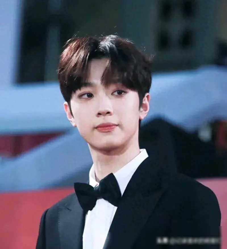 来看看奶油小生赖冠霖阳光帅气让人眼前一亮