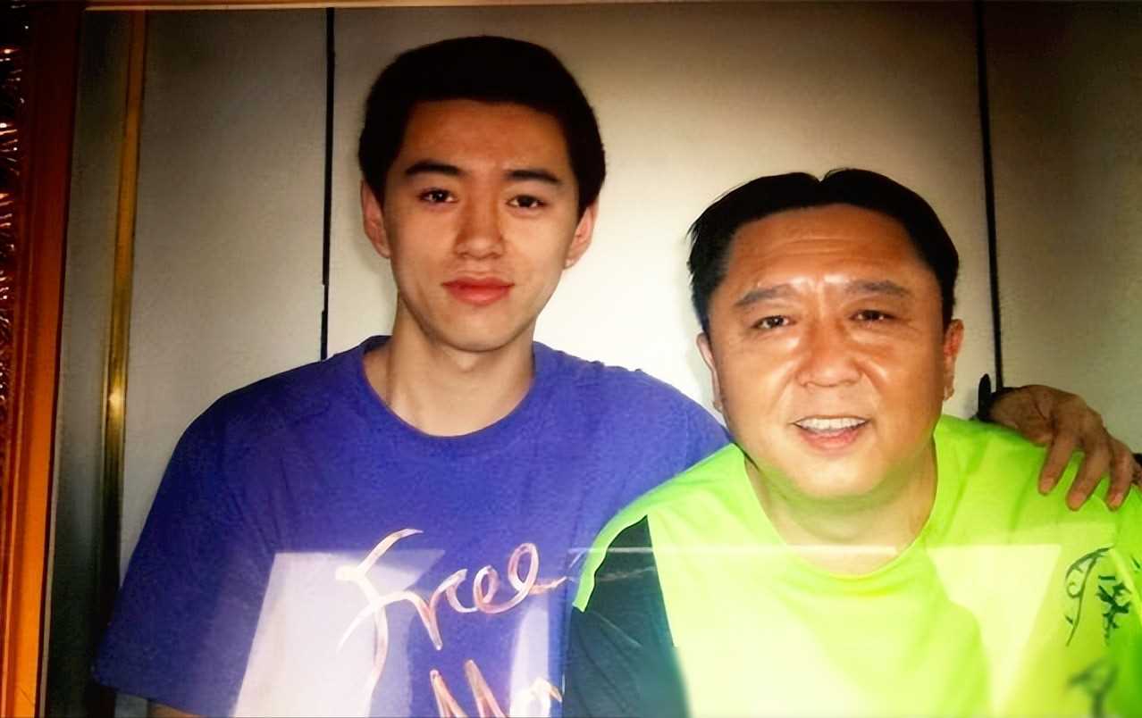 孟鹤堂唱歌,栾树伴奏,于谦引荐人脉,干儿子受益匪浅_相声_带着_干爹