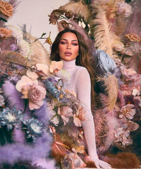 原创金卡戴珊九头身真优越裹针织衫穿出廉价感超模肯豆驯马超酷飒