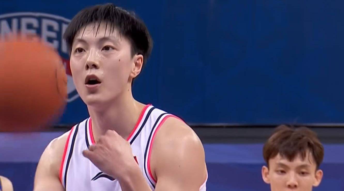 原创新的黑白矮星广东队神级签约打满了整个联赛杜峰在未来10年内夺冠