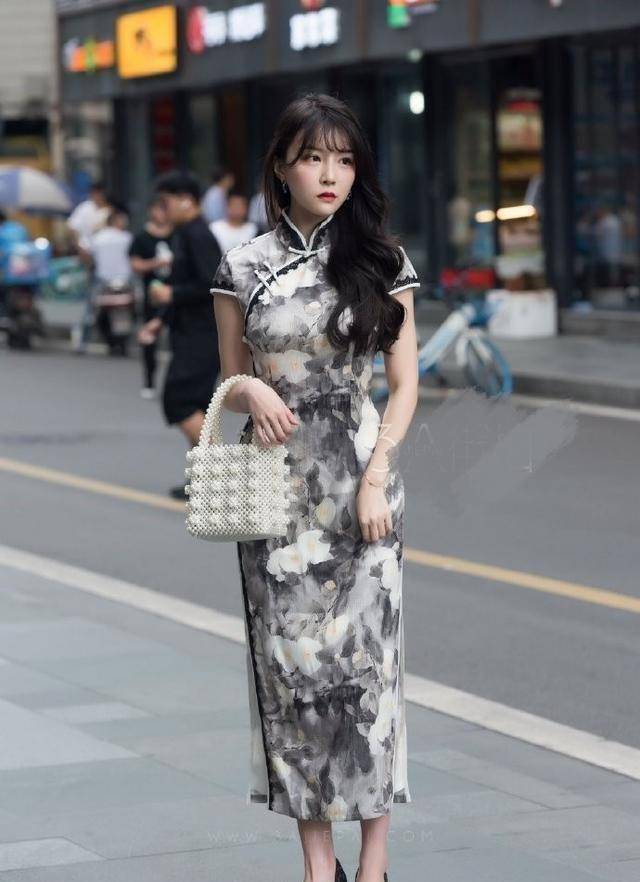 而关于旗袍的样式怎样去选择,我们可以看下图中的模特小姐姐,她选择的