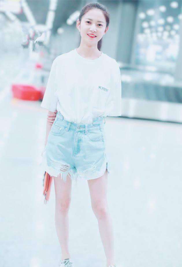 裤子比较宽松,衬得她的腿更纤细,而且这次她为了秀腿,裤子不仅很短,还