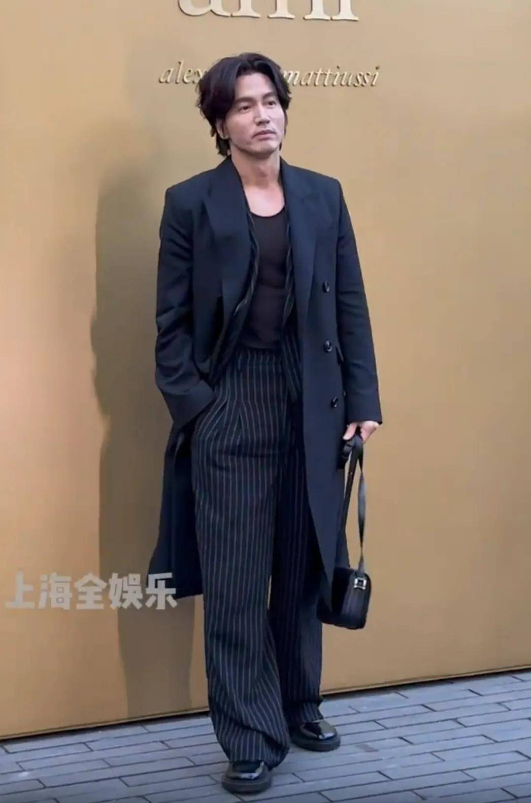 这条裤子对言承旭来说过于宽松了,所以视觉上有点压身高.