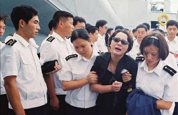 英雄王伟牺牲20年,妻子仍等待其归航,儿子如今也走上海军路_阮国琴