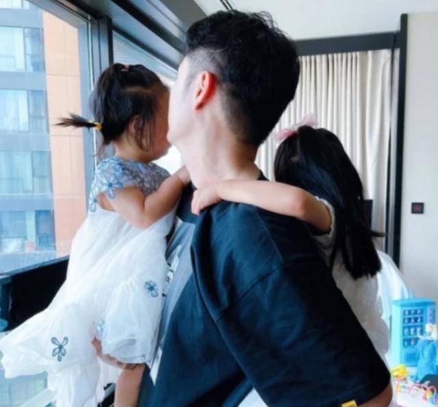 原创陈赫拍戏回家张子萱携婆婆为老公接风好爸爸陪女儿玩耍好有爱