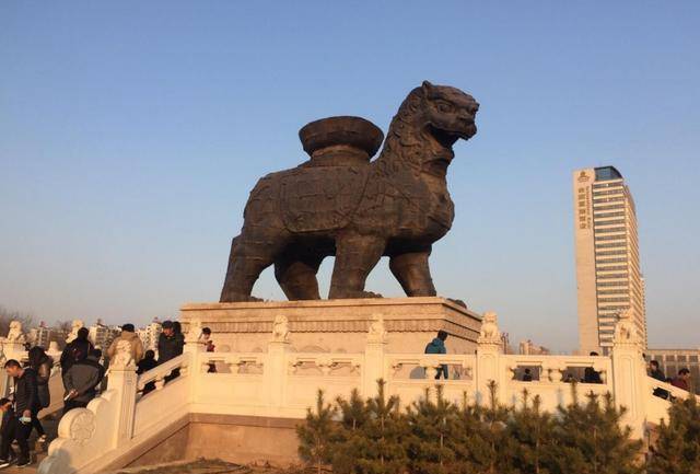 原创沧州铁狮子重达32吨屹立千年不倒却倒在专家的保护上