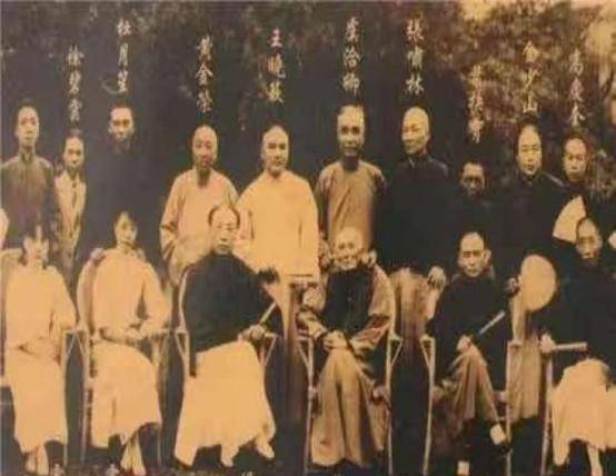 青帮最后的老大黄金荣见了他要敬礼叫师父杜月笙见了他要磕头